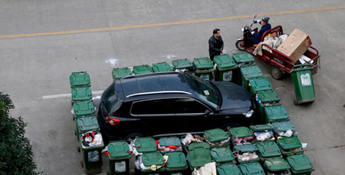 隨意亂停車(chē)，大爺搬垃圾桶怒攔私家車(chē) 